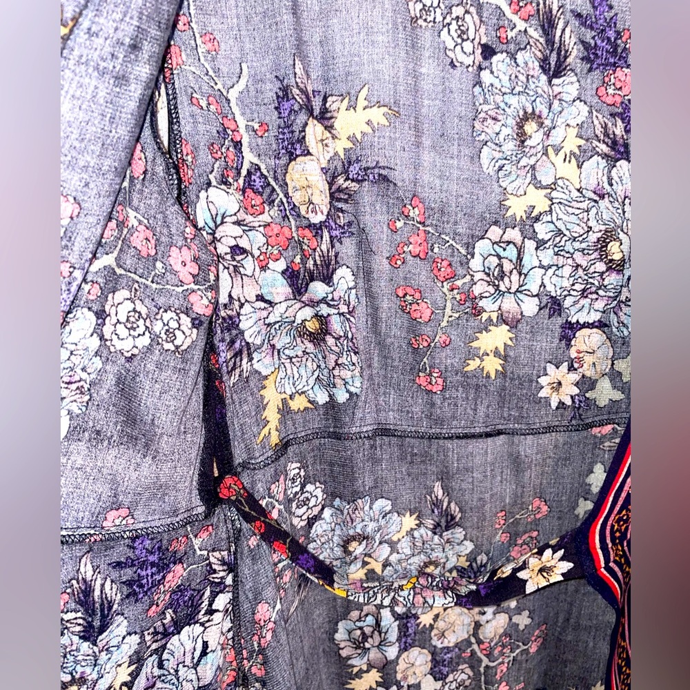 Black & Red Floral “Kimono style” wrap-around fabric tie sash blouse. - Picture 8 of 11